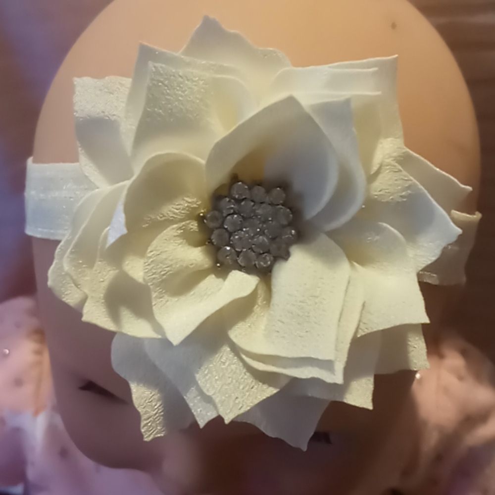 Ivory flower bow with rinestone